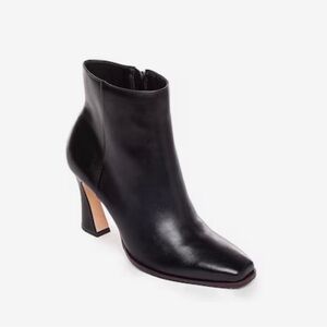 **BARELY USED** Bernardo Bowery Ankle Boots in Black